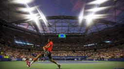 Suasana pertandingan antara petenis Serbia, Novak Djokovic, melawan petenis Spanyol, Roberto Bautista Agut, dalam Turnamen Tenis AS Terbuka di Stadion Arthur Ashe, New York, AS. Minggu (6/9/2015). (Reuters/Carlo Allegri).