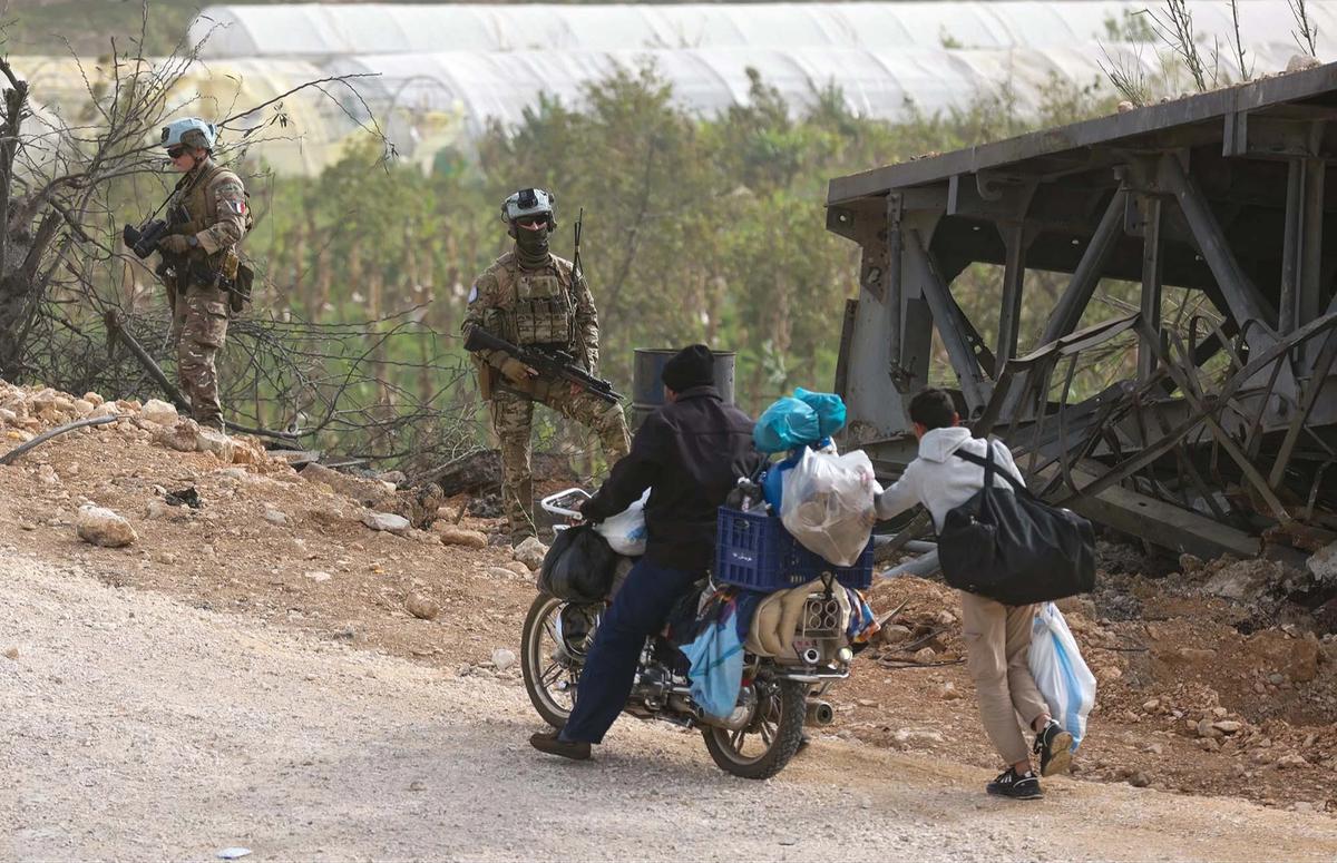 FOTO: Patroli Pasukan UNIFIL  di Tengah Kepulangan Warga Lebanon Selatan