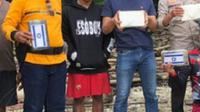 Warga menemukan 8 bungkus kokain berbendera Israel saat mencari kayu di dalam hutan. Barang misterius itu kini telah diamankan petugas Polsek Jemaja di Kabupaten Anambas, Kepulauan Riau. (Liputan6.com/ Humas Polda Kepri)