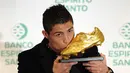 Cristiano Ronaldo mencium trofi "Golden Boot 2011" sebagai pencetak gol terbanyak Eropa, 4 November 2011. (AFP/Dani Pozo)