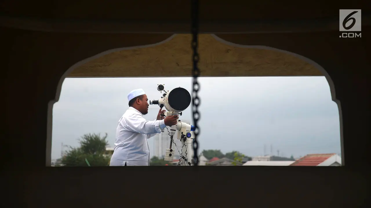 Meneropong Posisi Hilal dari Ponpes Al Hidayah Jakarta