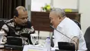 Menteri PPN/Kepala Bappenas Andrinof Chaniago (kiri) berbincang dengan Gubernur Sumsel Alex Noerdin sebelum rapat terbatas kabinet terkait proyek jalan tol Trans Sumatera di Kantor Presiden, Jakarta, Kamis (5/3). (Liputan6.com/Faizal Fanani)
