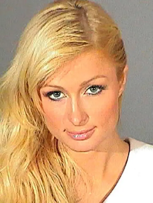 Paris Hilton harus mendekam di penjara karena berkali-kali mengemudi dengan SIM yang sudah kadaluarsa. (Los Angeles Sheriff's Department via Getty Images/USMagazine)