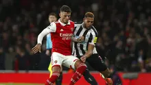 Pemain Arsenal, Ben White (kiri) berebut bola dengan penggawa Newcastle United Joelinton dalam duel di Emirates Stadium, Rabu (4/1/2023) dini hari WIB. (AP Photo/Ian Walton)