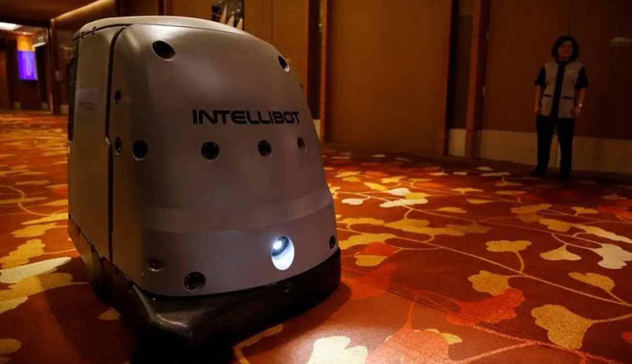 Robot pembersih lantai digunakan di pusat konvensi Marina Bay Sands, Singapura, (30/6).Proyek pengerjaan robot ini sedang digagas Singapura agar nantinya dapat membantu pekerjaan manusia. (REUTERS / Edgar Su)