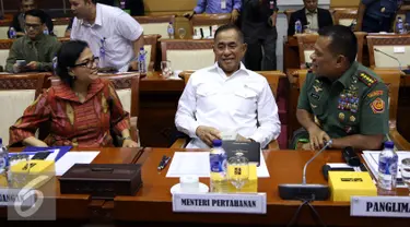 Menteri Keuangan, Sri Mulyani (kiri) didampingi Menteri Pertahanan Ryamizard Ryacudu (tengah) dan Panglima TNI, Gatot saat Rapat Kerja dengan Komisi I DPR di Gedung Nusantara II, di Senayan, Jakarta, Kamis (13/10).(Liputan6.com/Johan Tallo)