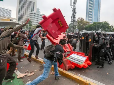 Sejumlah mahasiswa terlibat aksi ricuh saat demonstrasi memperingati Hari Sumpah Pemuda di kawasan Dukuh Atas, Jalan Jenderal Sudirman, Jakarta Pusat, Rabu (28/10/2026). Kericuhan terjadi ketika massa berusaha menerobos barikade kepolisian hingga memicu aksi saling dorong dengan aparat. (KLY/Budy Santoso)