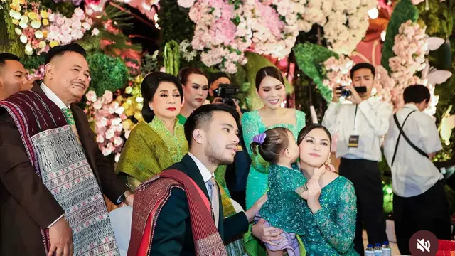 Jessica Mila saat putrinya dibaptis dengan makeup flawless . [@nataliahasibuan]