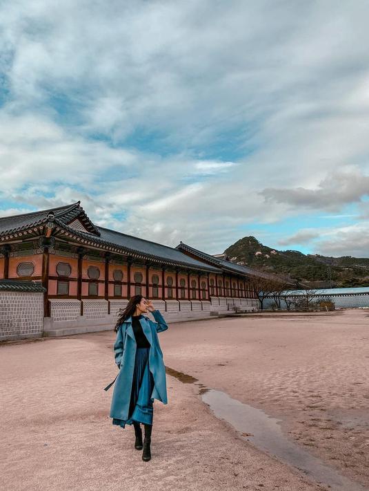Korea menjadi salah satu destinasi banyak orang kunjungi. Devina Kirana juga tak mau kalah, ia sudah pernah pergi ke sana. (Foto: Instagram/@kiranadevina)