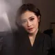 Setelah sempat tampil dengan potongan rambut super pendek yang fresh, kali ini ia tampil dengan sentuhan makeup yang jauh lebih bold dari biasanya, smokey eyes yang dramatis dan memikat. [@bubahalfian].