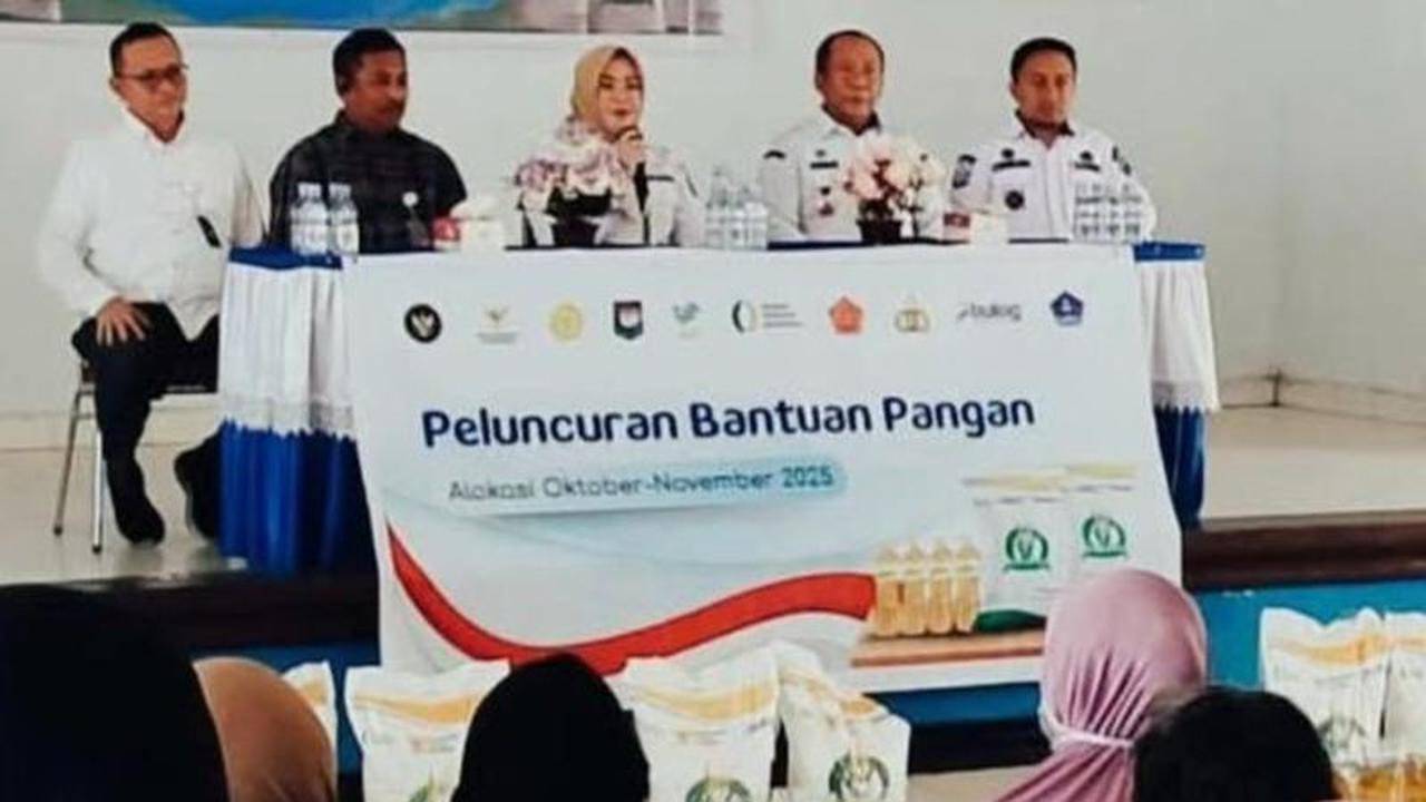 Wali Kota Kendari Salurkan Bantuan Pangan, Ratusan Keluarga Tak Mampu di Puuwatu Terbantu