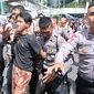 Polisi mengamankan sejumlah remaja saat Car Free Day di Jakarta, Minggu (2/10). Setidaknya empat remaja diamankan petugas karena melakukan tindakan penodongan dan pencopetan. (Liputan6.com/Angga Yuniar)