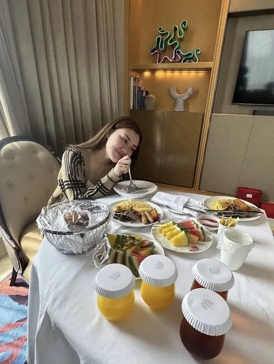 H+1 pernikahannya, Thariq pun memotret sang istri yang sedang sarapan. Tampak Aaliyah pun tampil dengan pakaian santainya. [@thariqhalilintar]