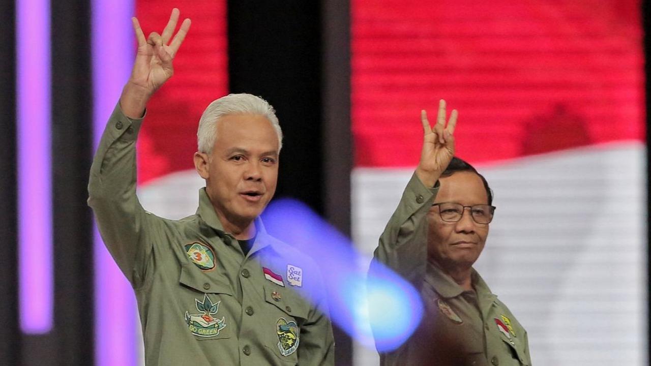 FOTO: Gaya Ganjar-Mahfud ala Pecinta Alam di Debat Keempat Pilpres 2024