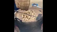 Bhuna Aloo, makanan khas India yang dibuat dari kentang dengan cara dimasak di atas pasir (dok.Facebook/Foodie Incarnate/https://web.facebook.com/foodieincarnate/videos/425625981866971/Komarudin)