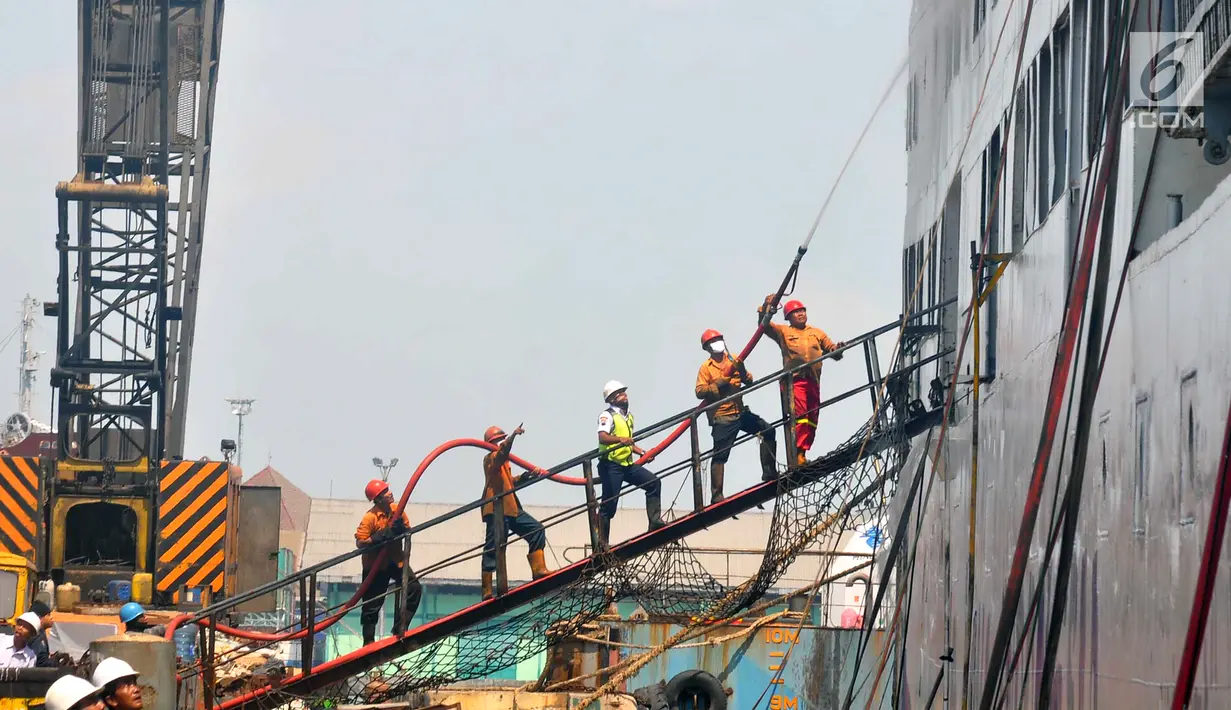 Pemadam kebakaran berusaha memadamkan api yang membakar kapal Panorama Nusantara di Pelabuhan Tanjung Mas, Semarang, Senin (18/2). Kebakaran terjadi saat para pekerja sedang beristirahat. (Liputan6.com/Gholib)