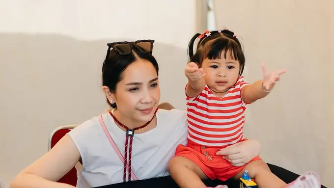 Kekompkan Nagita Slavina bersama anak angkatnya. [@raffinagita1717]