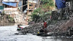 Warga memandikan anaknya di bantaran Kali Ciliwung, Jakarta, Senin (19/11). Saat ini, tercatat sekitar 500 ribu penduduk DKI Jakarta tidak memiliki akses sanitasi yang layak. (Merdeka.com/Iqbal Nugroho)