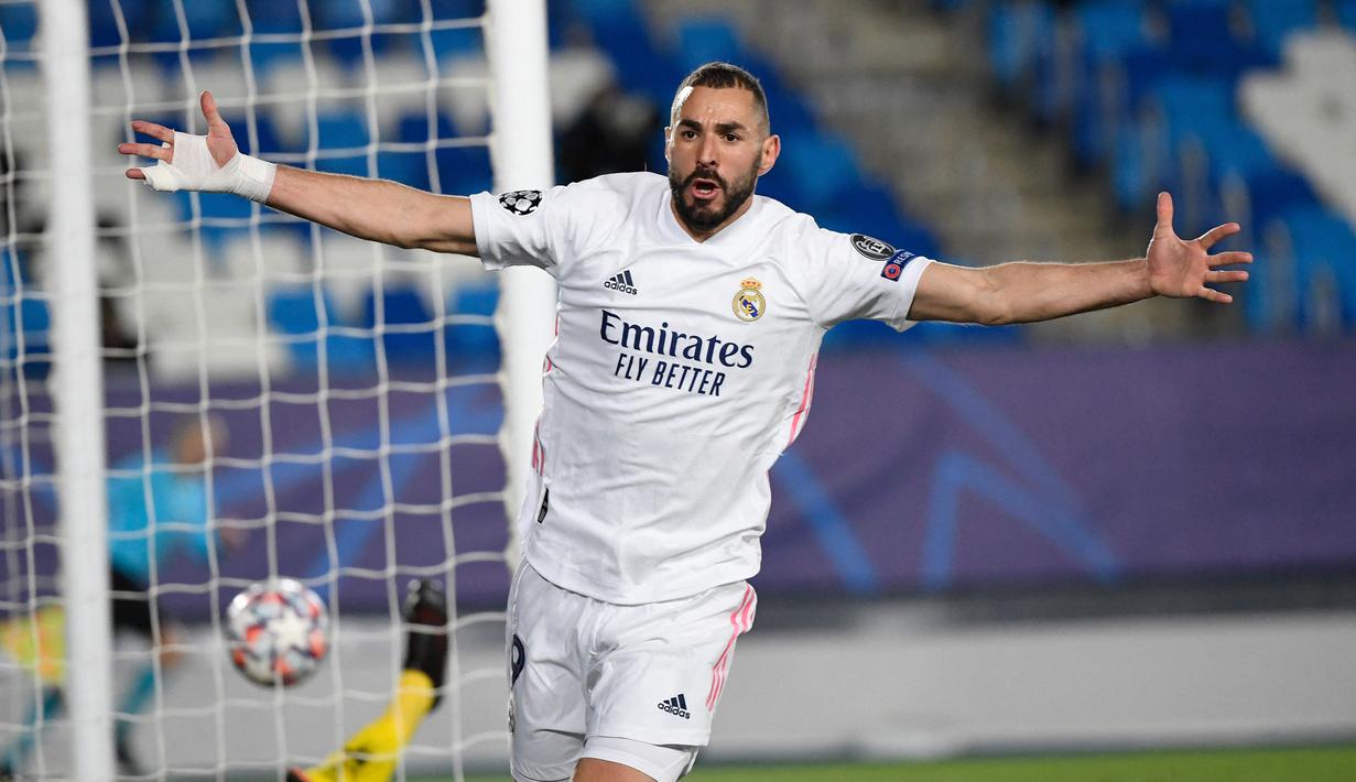 Striker Real Madrid, Karim Benzema baru saja bergabung dengan deretan pemain Eropa lainnya yang telah mencetak 70 gol atau lebih di Liga Champions. Gol ke-70 dicetaknya saat Real Madrid mengalahkan Atalanta 3-1 dalam laga leg kedua babak 16 besar. (AFP/Pierre-Philippe Marcou)