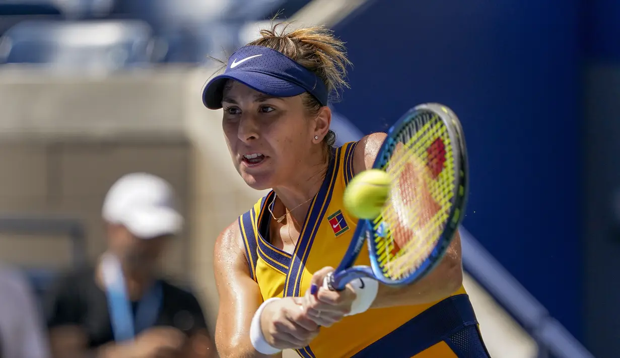 Petenis Swiss, Belinda Bencic berusaha mengembalikan bola pukulan Emma Raducanu dari Inggris Raya, pada perempat final kejuaraan tenis AS Terbuka di Arthur Ashe Stadium, New York (8/9/2021). Emma Raducanu menang atas Belinda Bencic 6-3 6-4. (AP Photo/Elise Amendola)