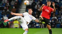 Luka Jovic. Striker Serbia ini didatangkan Real Madrid dari Eintracht Frankfurt pada awal musim 2019/2020 saat berusia 21 tahun dengan nilai transfer 60 juta euro atau setara Rp939,2 miliar. Hingga kini penampilannya di lini depan Los Blancos tidak sesuai ekspektasi. Pada musim 2021/2022 ia total tampil dalam 19 laga di semua ajang dengan hanya mencetak 1 gol dan 3 assist. Ia sempat dipinjamkan ke Eintracht Frankfurt selama setengah musim pada pertengahan 2020/2021. Kabarnya Real Madrid akan melepasnya pada awal musim 2022/2023 dan kemungkinan besar akan bergabung dengan Fiorentina untuk menggantikan posisi Dusan Vlahovic. (AFP/Gabriel Bouys)