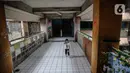 Seorang anak bermain di Rusun Bendungan Hilir 2, Jakarta, Senin (4/5/2020). Kebijakan itu diambil karena banyaknya penghuni rusun yang tidak mampu membayar sewa akibat wabah yang disebabkan virus corona. (Liputan6.com/Faizal Fanani)