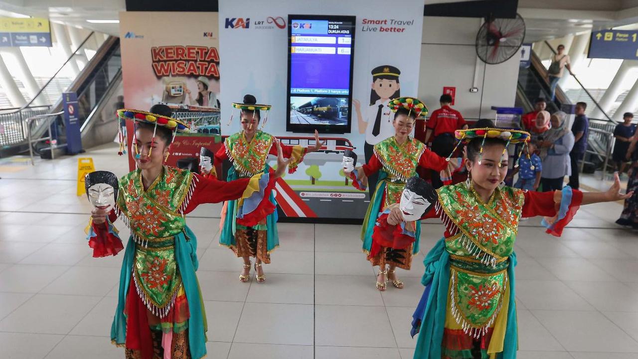 Sekelompok penari menampilkan Tari Topeng Betawi di Stasiun Light Rail Transit (LRT) Dukuh Atas, Jakarta, Sabtu (22/6/2024). LRT Jabodebek menghadirkan kesenian Tari Topeng Betawi dalam rangka menyemarakkan Hari Ulang Tahun (HUT) ke-497 DKI Jakarta. Liput