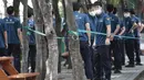 Petugas polisi menunggu tes COVID-19 mereka di klinik darurat di Badan Kepolisian Metropolitan Seoul di Seoul, Korea Selatan, Rabu, (19/8/2020). (AP Photo / Ahn Young-joon)