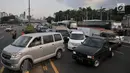 Sejumlah kendaraan memutar balik setelah massa memblokade  Tol Dalam Kota dekat Gedung DPR,  Jakarta, Senin (30/9/2019). Kendaraan yang melintasi terjebak bentrokan antara massa dan polisi yang terjadi di dua sisi sehingga terpaksa berputar arah. (merdeka.com/Iqbal S Nugroho)