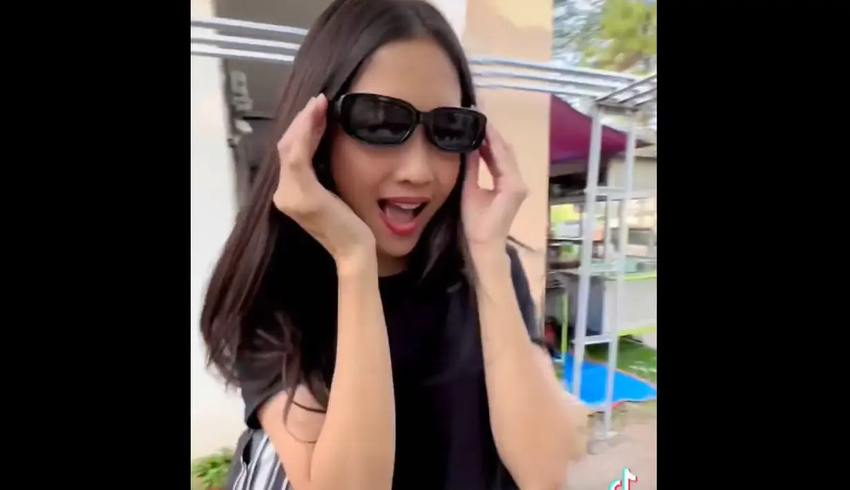 Ririn Dwi Aryanti juga joget dengan kacamata hitam sebagai atribut. (Foto: Instagram tsaniamarwa54)