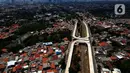 Foto dari udara proyek pembangunan jalan Flyover Tanjung Barat, Jakarta, Kamis (1/10/2020). Flyover yang ditargetkan rampung pada November 2020 tersebut mempunyai panjang total 880 meter, di sisi barat depan IISIP 430 meter dan sisi timur 450 meter. (merdeka.com/Imam Buhori)