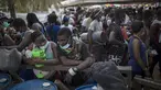 Para migran Haiti berkumpul sebelum menaiki perahu menuju Capurgana dekat perbatasan dengan Panama, di Necocli, Kolombia, Rabu (28/7/2021). Ribuan migran telah berkumpul di Necocli saat mereka bergerak ke utara menuju Panama dalam perjalanan mereka ke perbatasan AS. (AP Photo/Ivan Valencia)