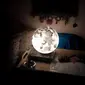 Punya lampu bentuk bulan ini di kamar, bikin kamu berasa tidur di luar angkasa! (Via: boredpanda.com)