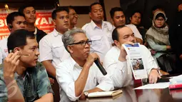 Buni Yani (kedua kiri) didampingi kuasa hukumnya menunjukan hasil print saat mengklarifikasi penyataan potensi menjadi tersangka dalam kasus dugaan pelanggaran UU IT dalam kasus dugaan penistaan agama, Jakarta (7/11). (Liputan6.com/Helmi Fithriansyah)