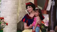 Karakter Disney Princess, Putri Salju atau Snow White foto bersama anak-anak saat tampil dalam "Dream Big, Princess" di Lippo Mall Puri, Jakarta, Kamis (5/7). (Liputan6.com/Arya Manggala)