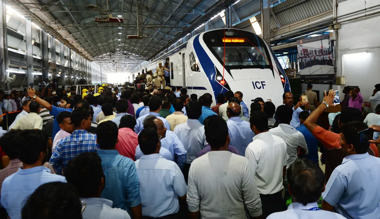 Para pekerja India berkumpul dekat kereta tanpa awak , Train 18, yang menjalani uji coba di Integral Coach Factory (ICF), Chennai, Senin (29/10). Kereta tanpa awak ini bisa berjalan dengan kecepatan hingga 160 kilometer per jam. (ARUN SANKAR/AFP)
