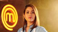 Yanin Campos dalam balutan apron MasterChef.. (dok. Instagram @yanin_chefmx/https://www.instagram.com/p/B2c4X0sF-t_/)