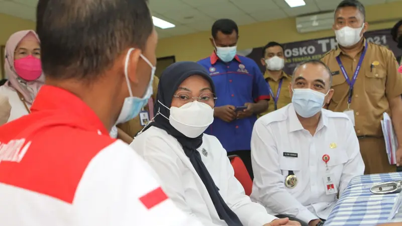 Menaker Ida Fauziyah meninjau Posko  THR di Kabupaten Tangerang