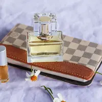 Sebotol parfum dengan ukuran sedang dan sebotol parfum dengan ukuran kecil (Foto Dok: Freepik/EyeEm).