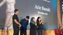 Istri Arie Basuki mewakili menerima penghargaan untuk karya “Selamatkan Hutan Adat Papua” pada kategori Jurnalistik Foto, kategori Peristiwa, dalam ajang ARMA 2026 di GOR IPSI, TMII, Jakarta, Kamis (24/9/2026). (KLY/Budy Santoso)