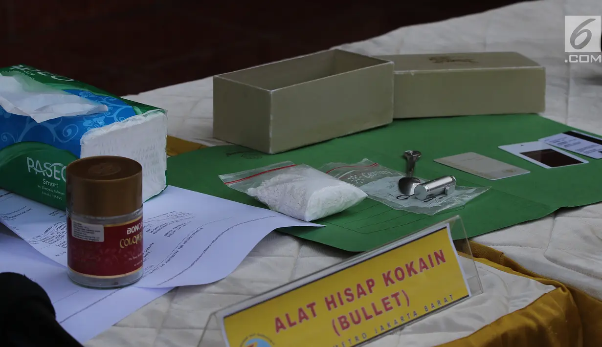 Barang bukti diperlihatkan saat rilis penangkapan artis peran Steve Emmanuel di Polres Metro Jakarta Barat, Kamis (27/12). Steve Emmanuel ditangkap dengan barang bukti kokain seberat 92,04 gram di kondominium kawasan Mampang (Liputan6.com/Herman Zakharia)