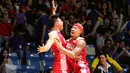 Pebasket putra Indonesia, Andakara Prastawa Dhyaksa (kiri) dan Mario Wuysang, merayakan kemenangan atas Singapura. (Bola.com/Arief Bagus)