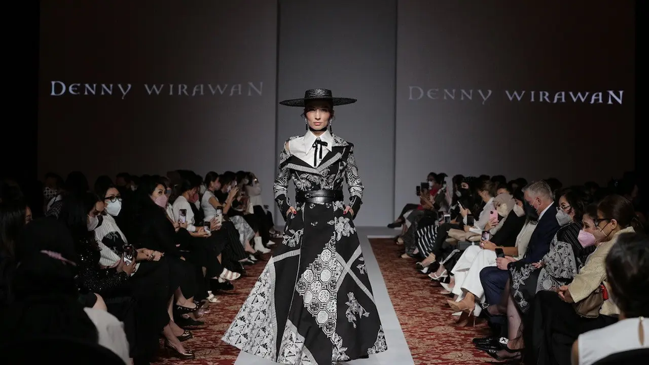Cerminan Citra Wanita Indonesia Mandiri dalam Koleksi Niti Senja Denny Wirawan
