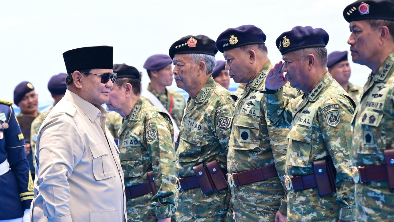 Prabowo beri pangkat kehormatan ke para purnawirawan TNI saat 51 Kapal Perang TNI AL Unjuk Kekuatan Tempur
