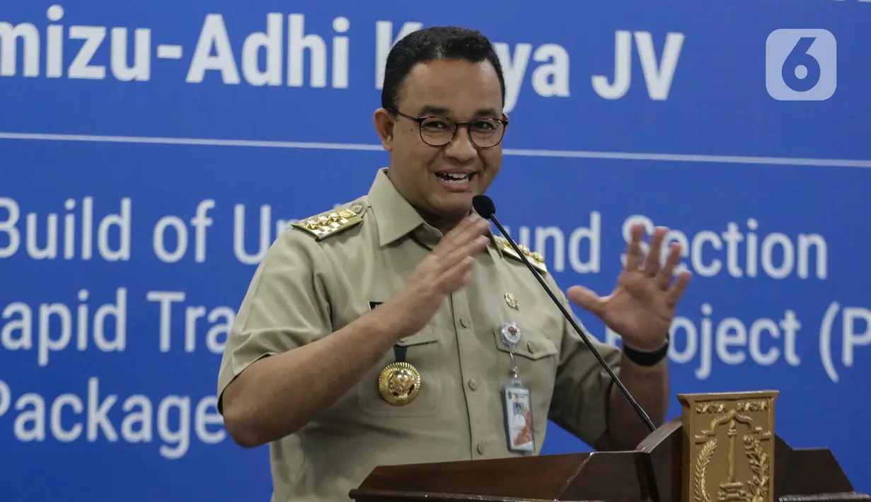 Gubernur DKI Jakarta Anies Baswedan memberi sambutan saat penandatanganan paket kontrak Pembangunan MRT Fase 2 di Jakarta, Senin (17/2/2020). Konstruksi proyek MRT Jakarta Fase II paket pertama dari Bundaran HI hingga Harmoni (CP201) dimulai Maret 2020- Desember 2024. (Liputan6.com/Faizal Fanani)