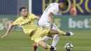 Pemain Villarreal, Javi fuego (kiri) berebut bola dengan pemain Real Madrid, Casemiro pada laga terakhir La Liga di Ceramica stadium, Villarreal, (19/5/2018). Real Madrid ber,min imbang 2-2. (AFP/Jose Jordan)