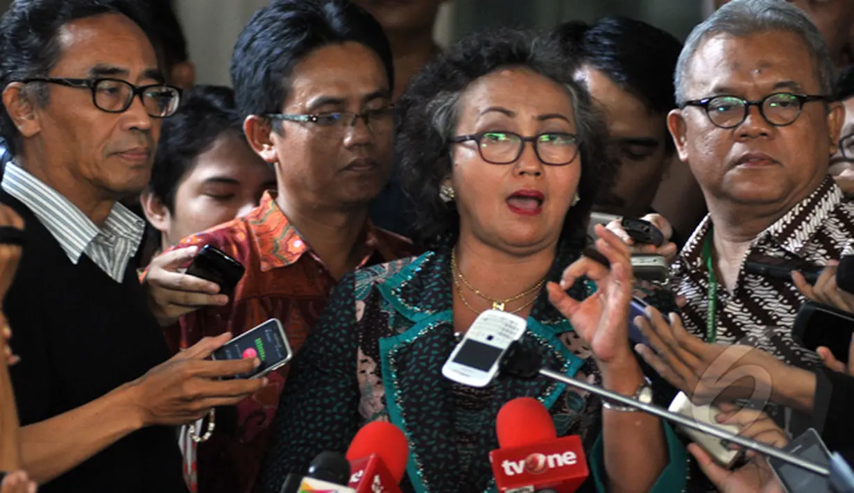 Nursyahbani Katjasungkana salah satu anggota Tim Hukum Penyelamat KPK menjelaskan Bambang Widjojanto dalam keadaan baik kepada wartawan di Bareskrim Mabes Polri,Jumat (23/1/2015). (Liputan6.com/Miftahul Hayat)