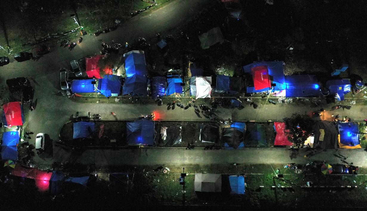 Foto udara menunjukkan tenda-tenda di tempat penampungan darurat di Mamuju (19/1/2021).  Ratusan jiwa telah mengungsi di sejumlah posko pengungsian karena rumah mereka rusak akibat gempa. (AFP/Adek Berry)