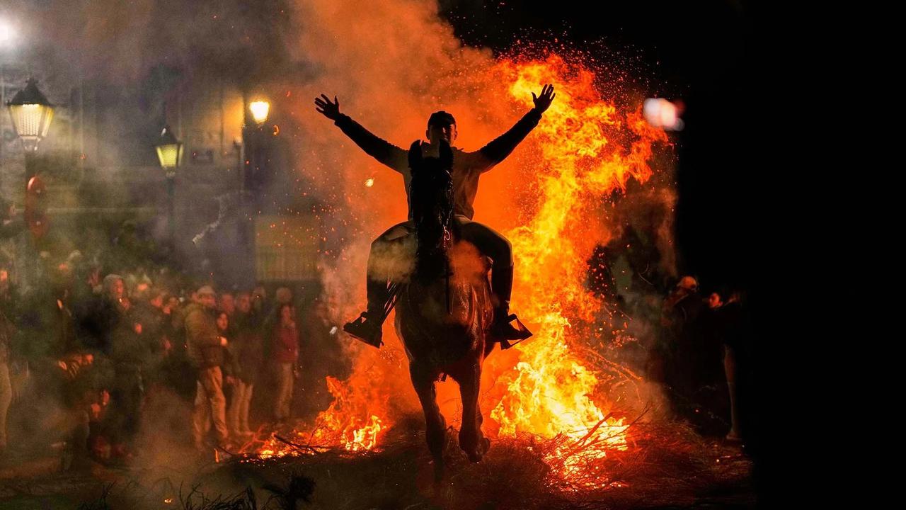 FOTO: Kengerian Ritual Kuda Melompati Api di San Bartolome de Pinares