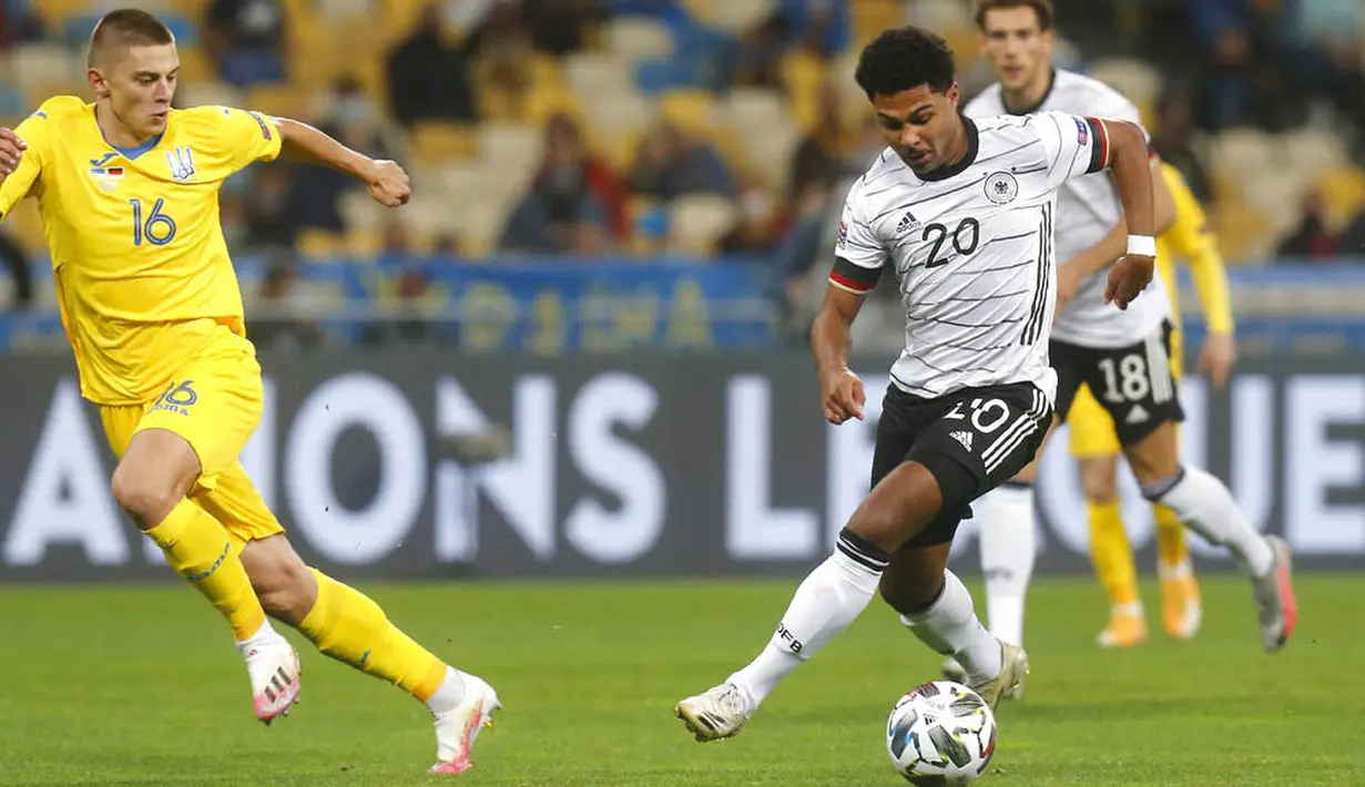 Pemain Jerman, Serge Gnabry, berusaha melewati pemain Ukraina, Vitaliy Mykolenko, pada laga UEFA Nations League di Stadion Olimpiyskiy, Minggu (11/10/2020). Jerman menang dengan skor 2-1. (AP Photo/Efrem Lukatsky)